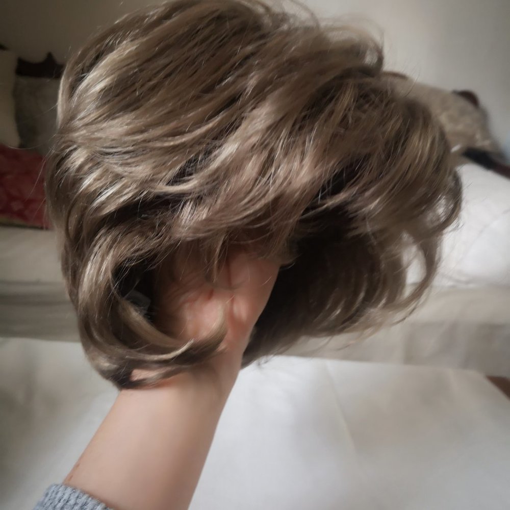 Raquel Welch Honey Toast Layered Kanekalon Wig (with one wig grip)